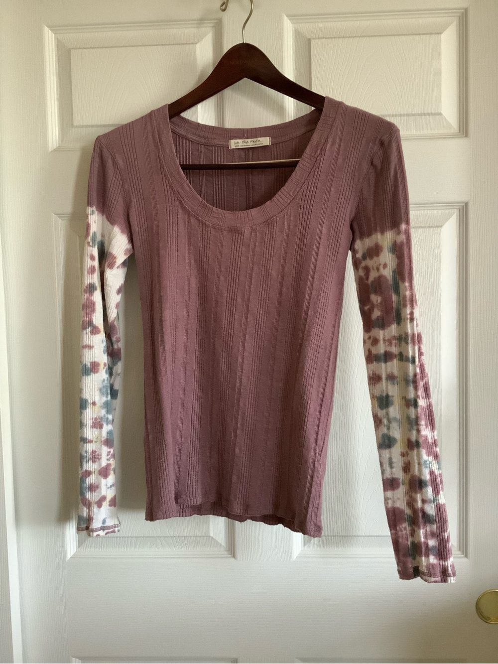 We The Free Mauve Ribbed Scoop Neck Top with Tie-Dye Sleeves